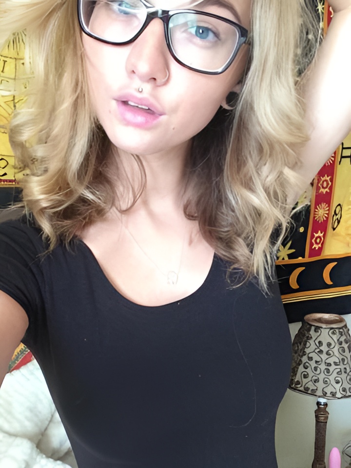 Ася привлекальеная девушка из Ефремова цена от 1500 руб